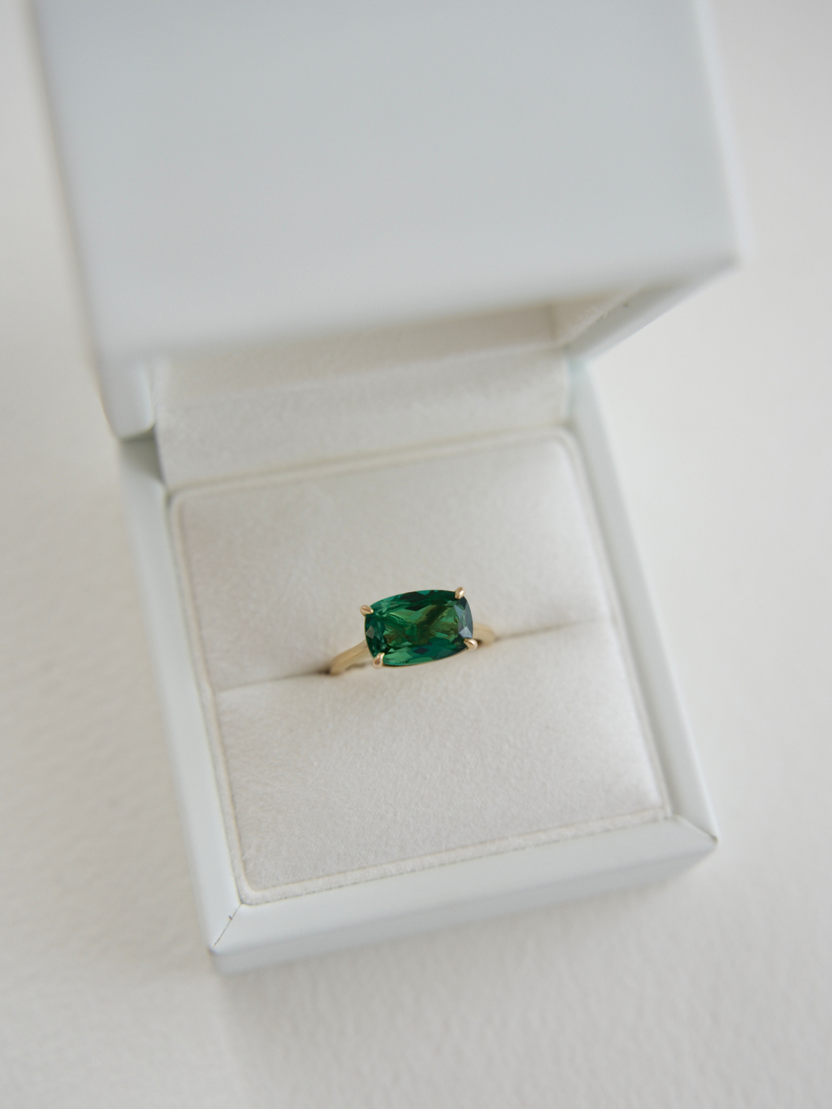 Hayley Emerald Dress Ring Imagen principal del producto