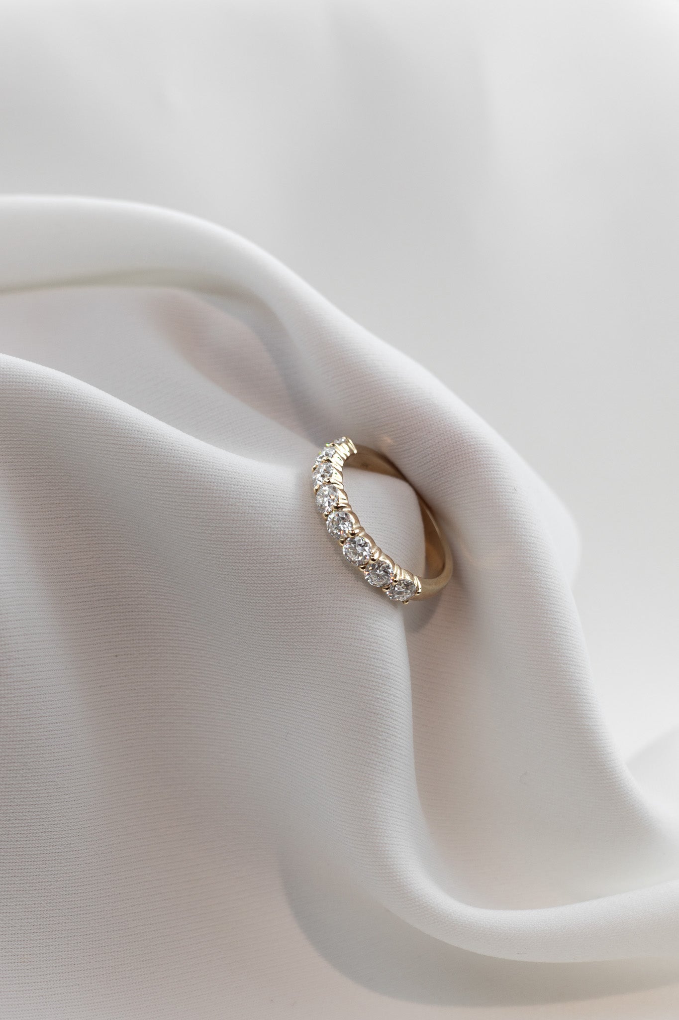 Large Pave Round Wedding Band Imagen secundaria del producto