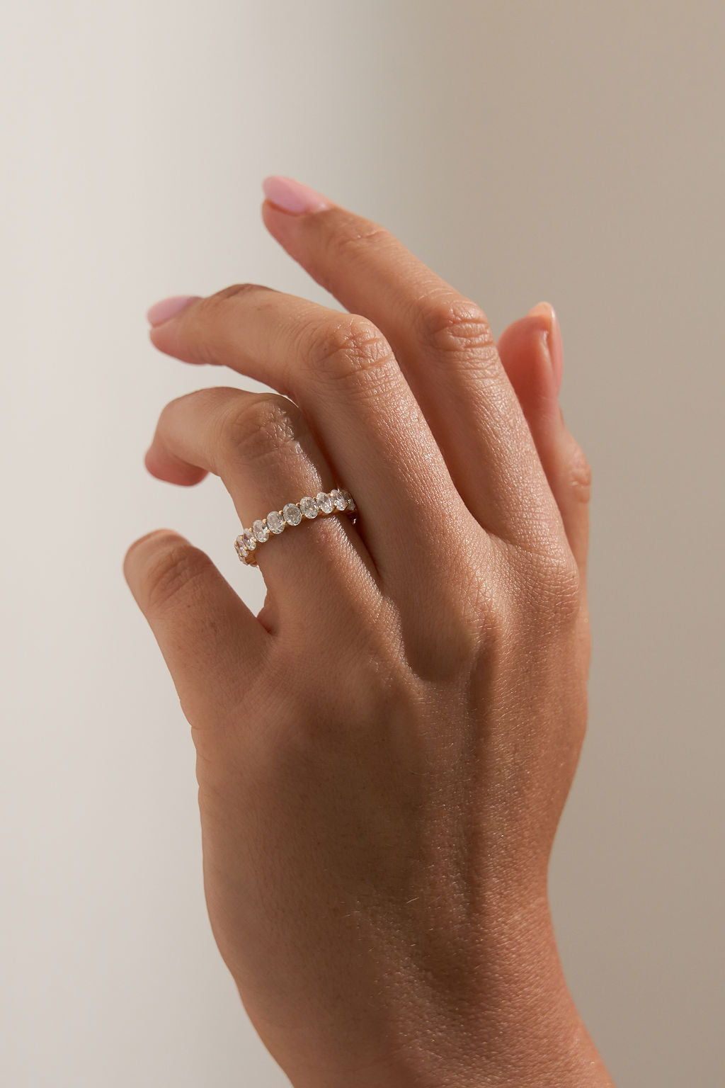 Large Pave Oval Wedding Band Imagen secundaria del producto
