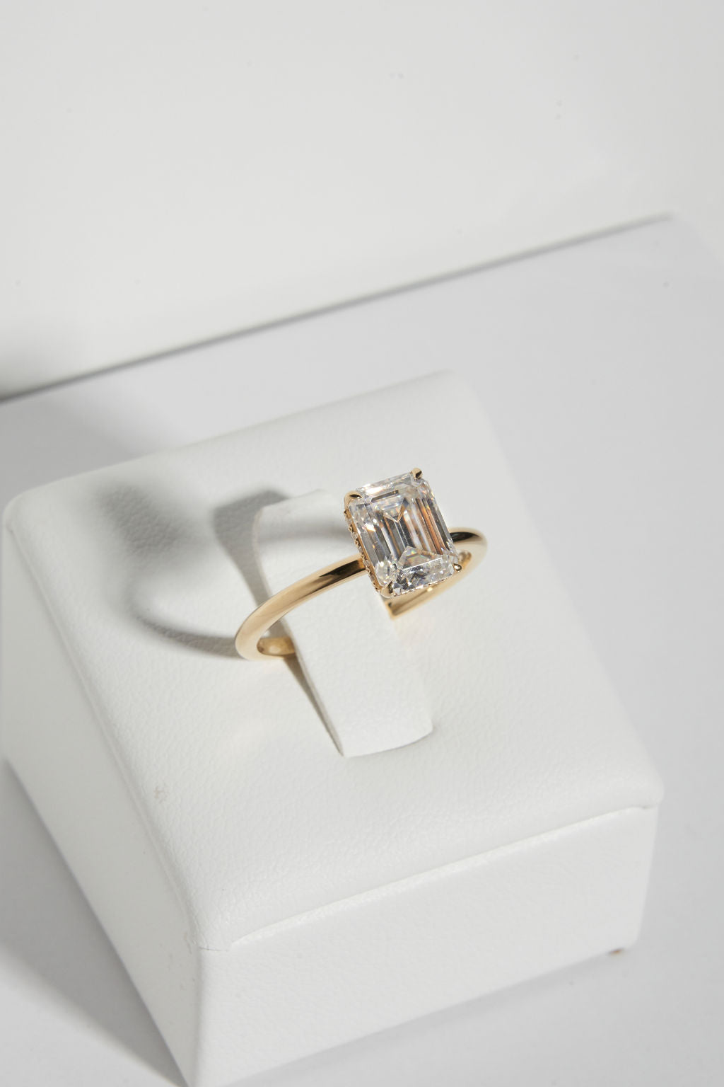 1.5ct Emerald Solitaire Engagement Ring 18k Yellow Gold with Hidden Halo Zweitbild