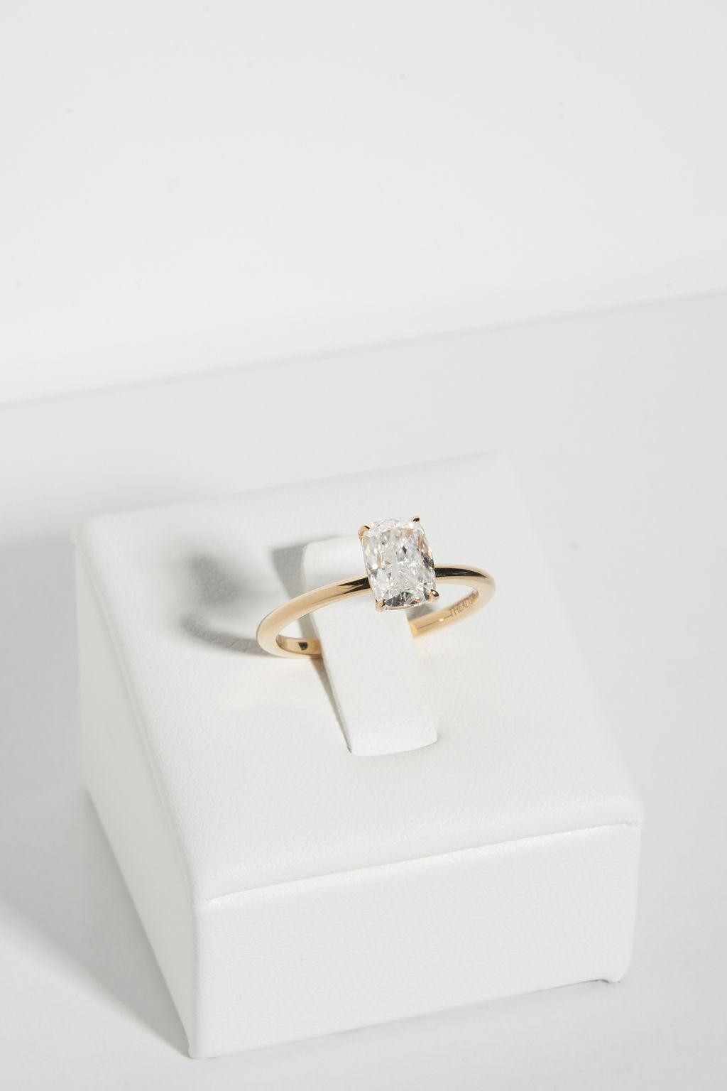 Cushion Solitaire (Elongated) Hauptbild
