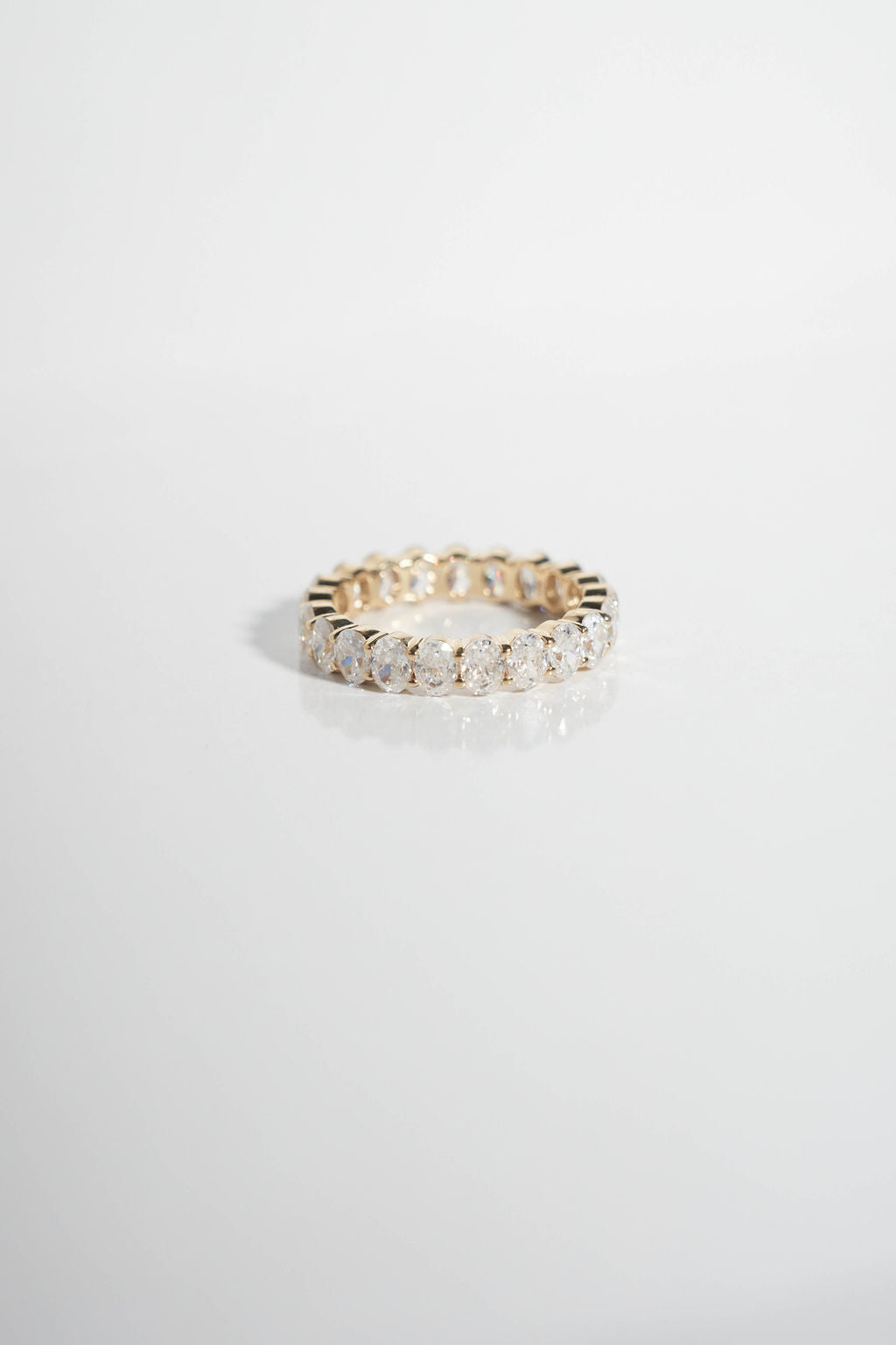 Large Pave Oval Wedding Band Imagen principal del producto