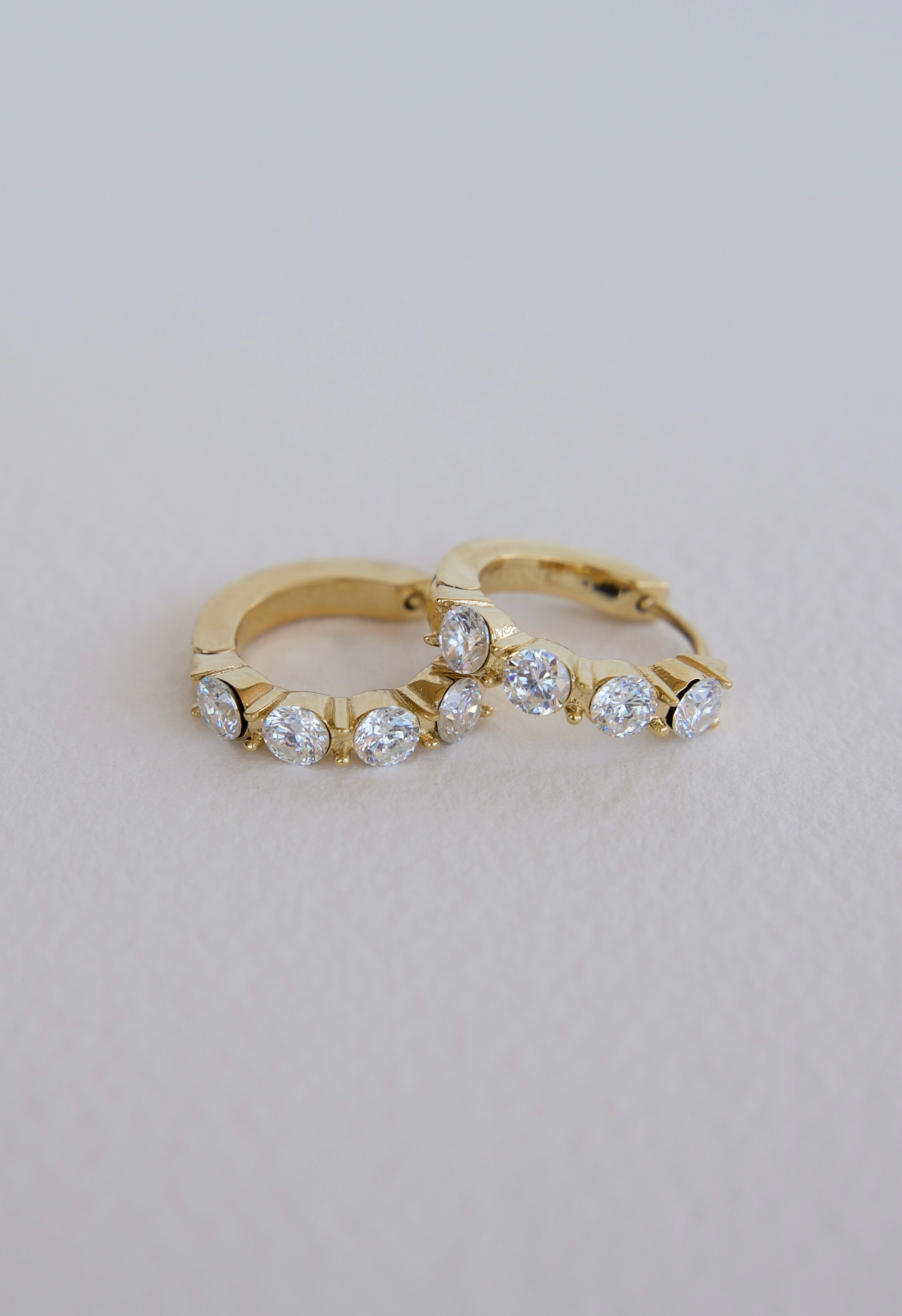 Classic Huggie Hoops 副图
